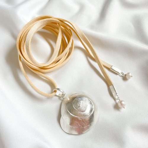 Colgante Silver Buzios + Gamuza (Elige tu color favorito)